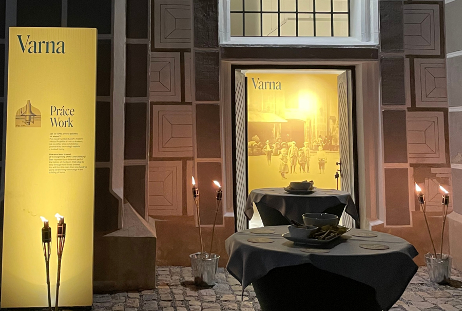 Měděné kotle pod dřevěnými krovy ve varně vyprávějí svůj příběh