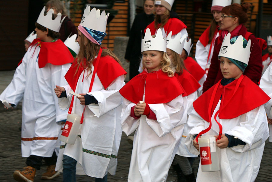 Tříkráloví koledníci vyšli do ulic krajského města