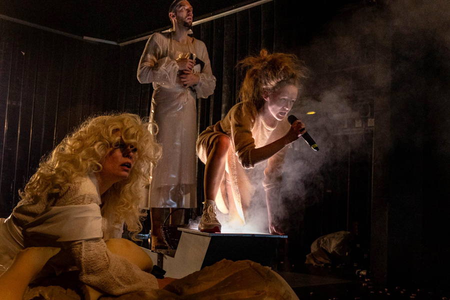 Pán slepic je konglomerát satiry, grotesky, antického dramatu