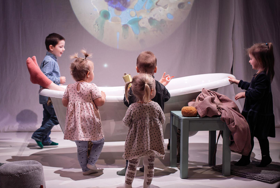 Láznění obejme děti hudbou a barvami. Ponechá jim volnost