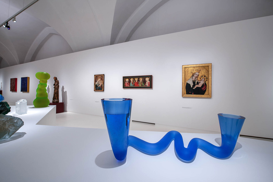 Výstava o dialogu skla s gotikou dostane katalog