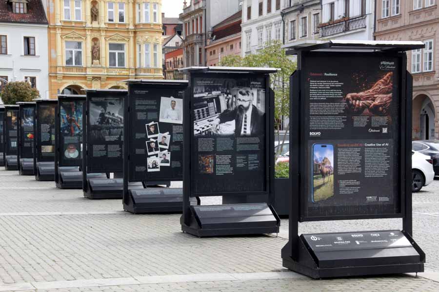 Umělou inteligenci přibližují panely na největším jihočeském náměstí