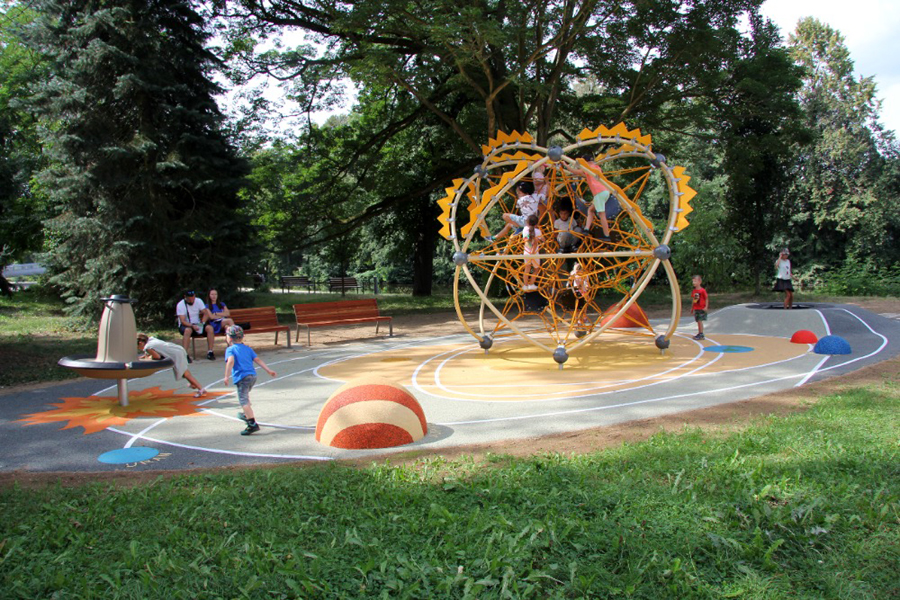 Planetární hřiště přibližuje dětem sluneční soustavu