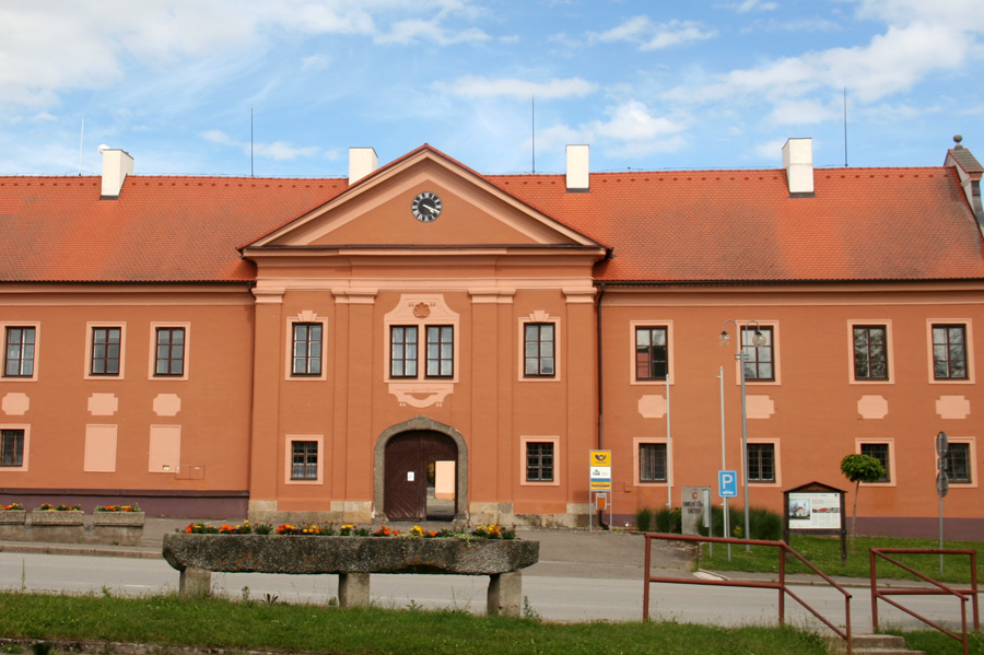 Po odhalení pamětní desky před zámkem v Dřítni bude mít koncert Spolektiv